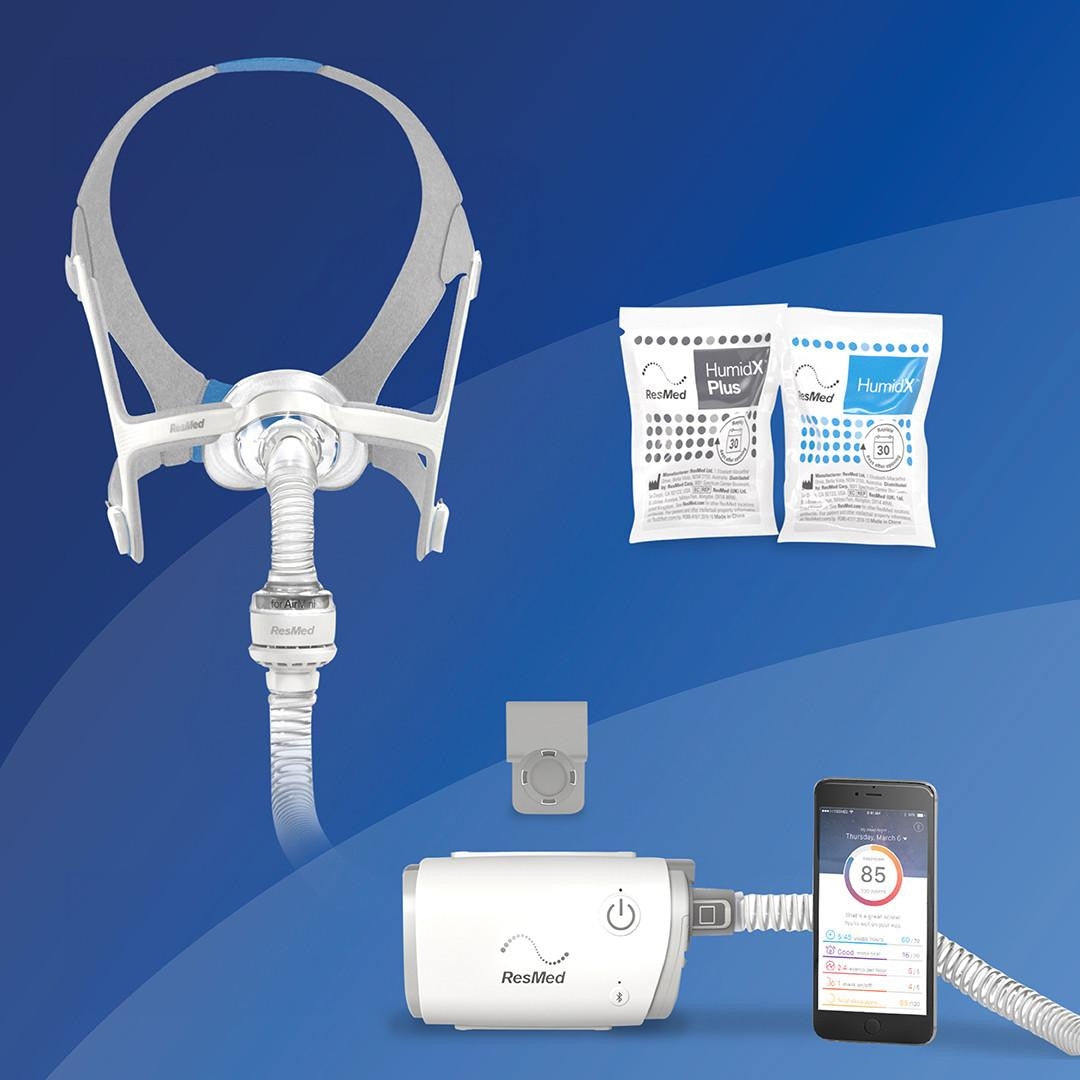 Resmed AirMini - N20 Starter kit + Deluxe Bag, image of a CPAP machine with a mask, humidifier packets, a connecting hose, and a smartphone displaying sleep data.